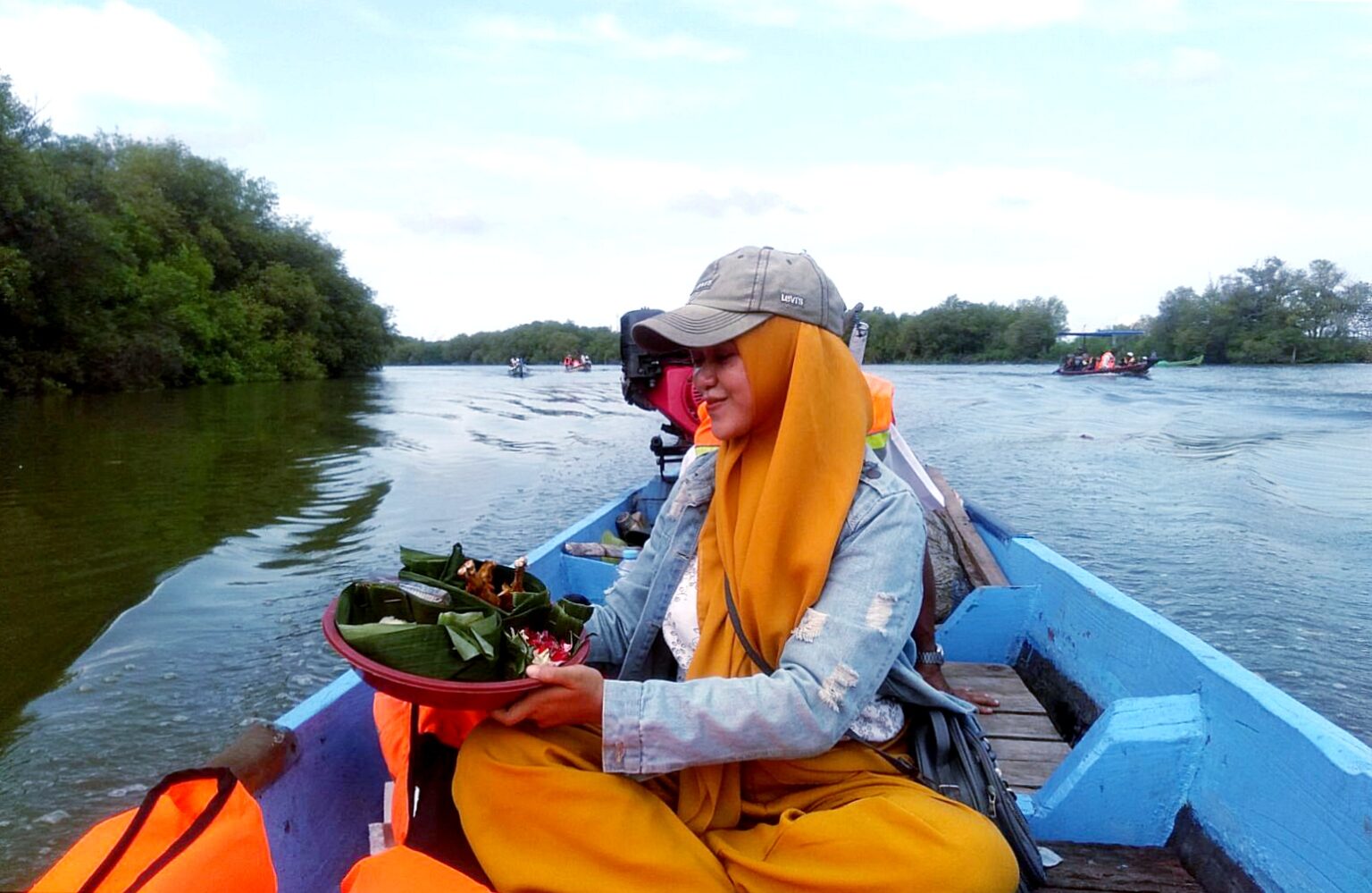 Tradisi larung sesaji nelayan Desa Manyar Sidomukti, Kecamatan Manyar, Kabupaten Gresik, jelang bulan suci ramadan di sungai Kalimireng. (Foto: Istimewa)