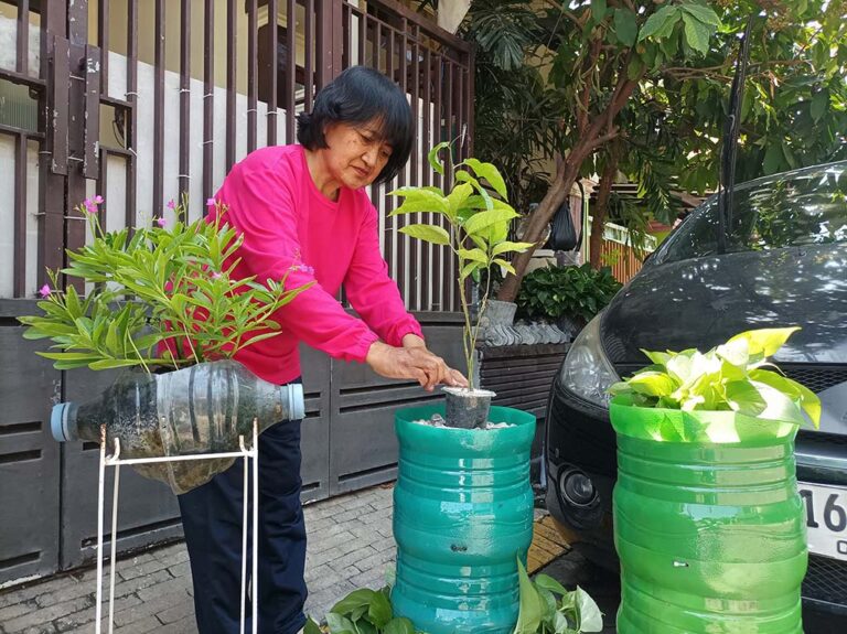 Memanfaatkan Galon yang Terabaikan untuk Penghijauan Kawasan Pemukiman